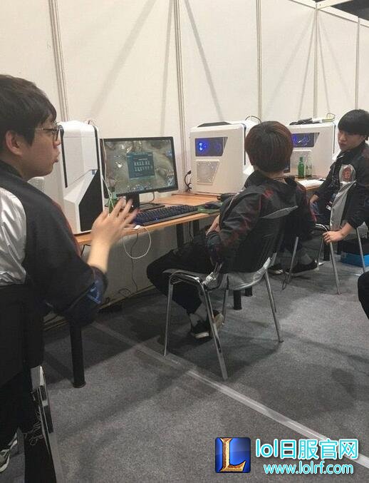 RNG抵达波兰第一天:适应场地紧张训练