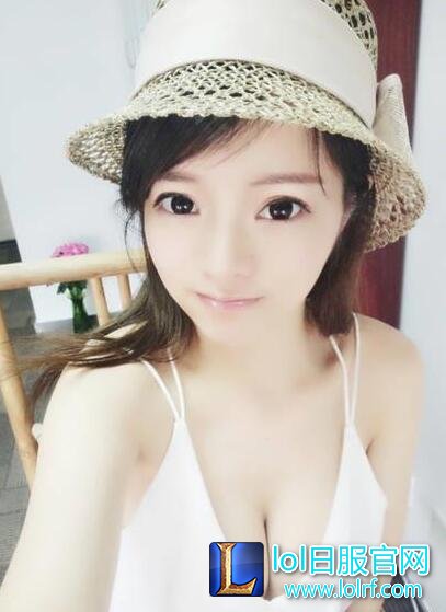 美女主播发私照抱怨:是不是胸大就被骂?