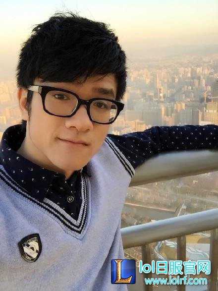 若风再晒合影 网友:三个帅哥和一个巨魔