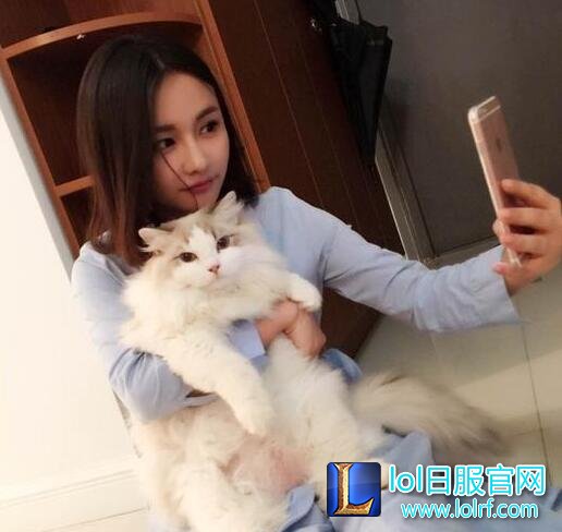 惨遭白银丝血反杀 Miss一怒之下直播抠脚!