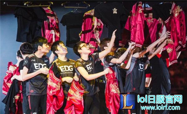 辣眼睛?S6红色出征队服引发大量网友吐槽!