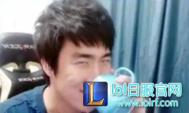 骚男晒签名照遭网友吐槽:写字也这么骚