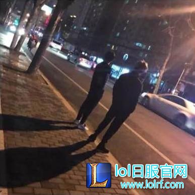 EDG两大替补厂长扣肉街头散心,背影落寞让人心疼!